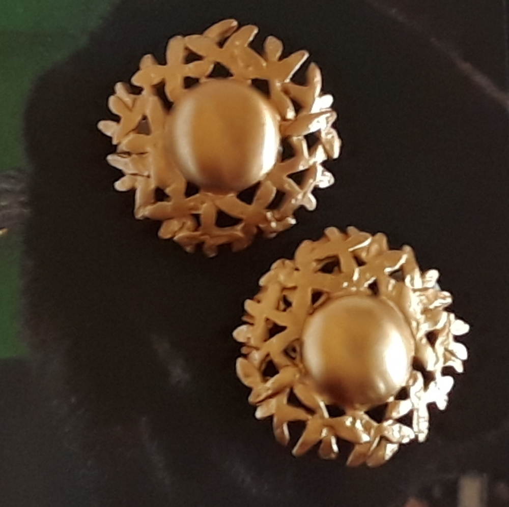 Anne Klein 80s gold-tone button clip earrings - Picture 7 of 7